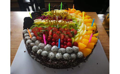 集體生日會，員工樂翻天